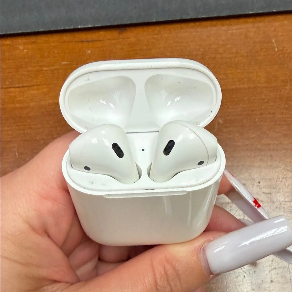 Apple White Wireless AirPods with Case